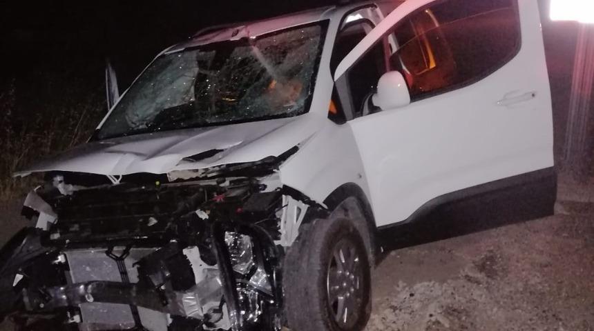 G&ouml;lbaşı&rsquo;nda kamyonet y&ouml;n levhasına &ccedil;arptı