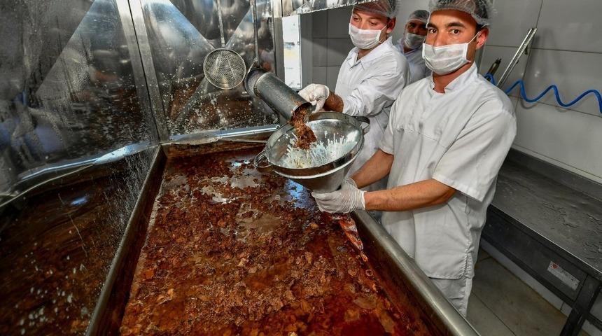 İzmir B&uuml;y&uuml;kşehir Belediyesinden hem &uuml;reticiye hem İzmirliye destek