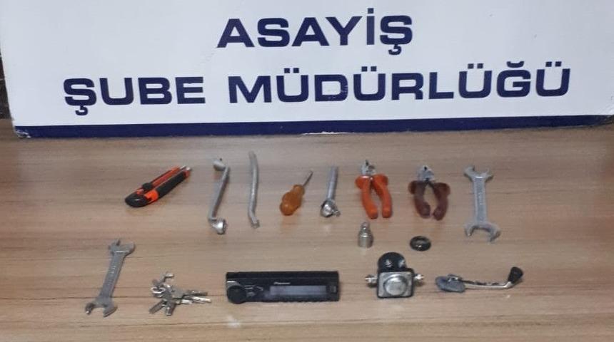 Polis, oto hırsızını su&ccedil; &uuml;st&uuml; yakaladı