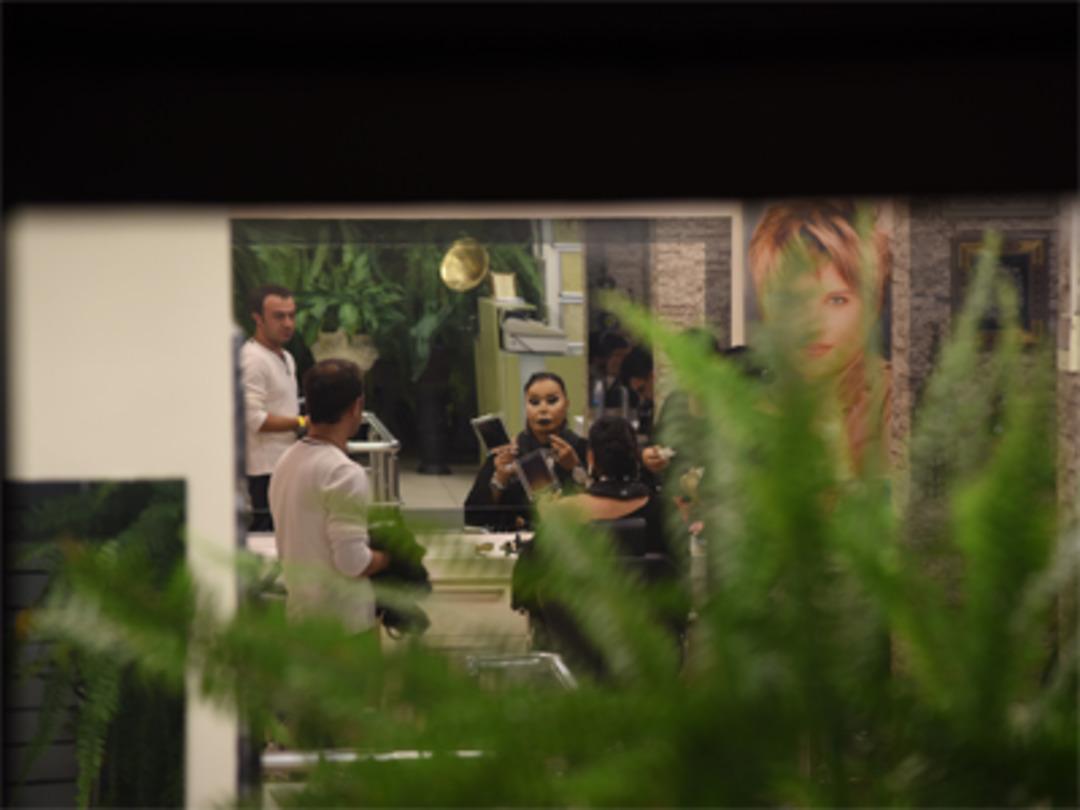 B&uuml;lent Ersoy kuaf&ouml;r&uuml; esir aldı