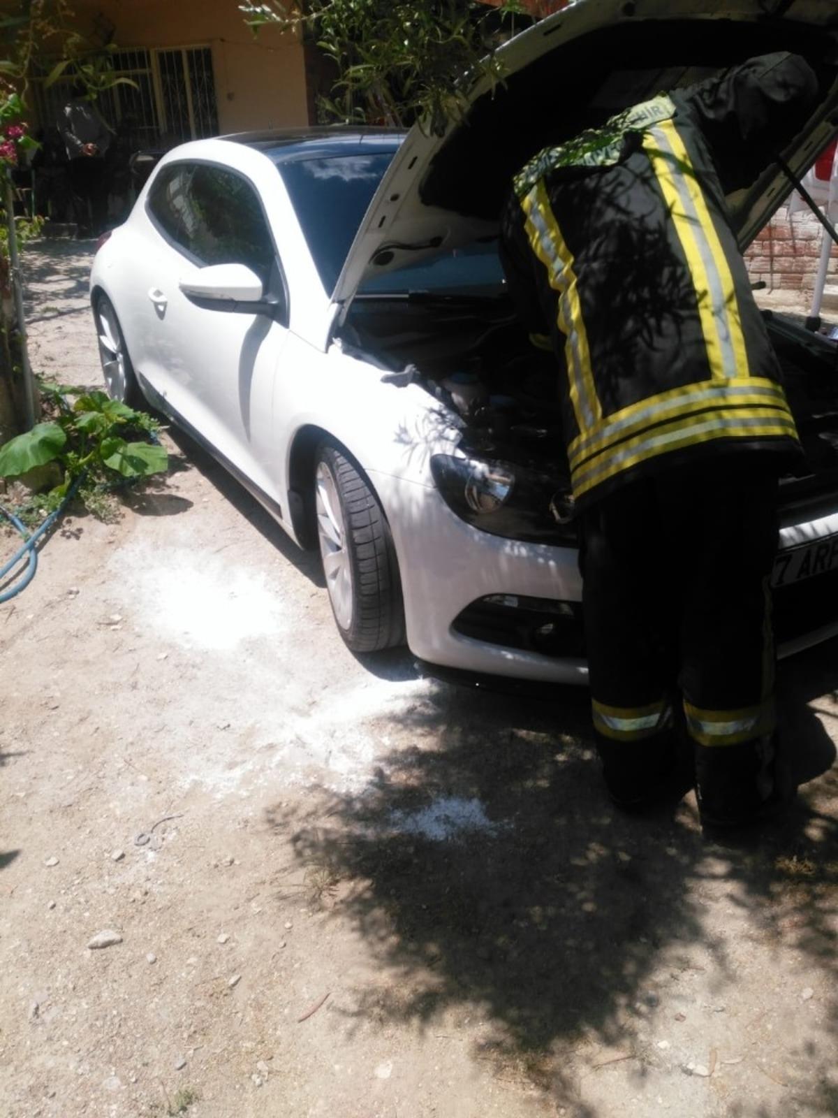 Dikkatli s&uuml;r&uuml;c&uuml; motor b&ouml;l&uuml;m&uuml;ne giren yılanı son anda fark etti