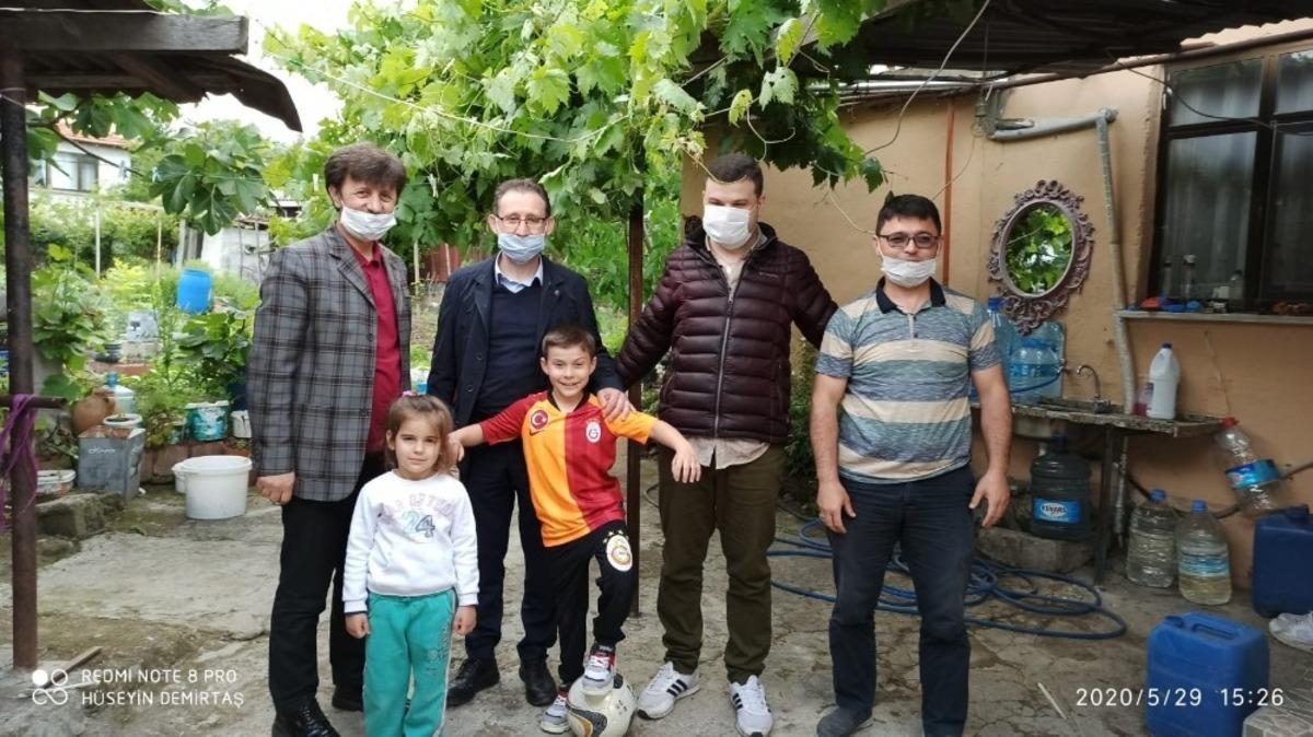 Y&uuml;cel Efe&rsquo;ye top ve forma hediyesi