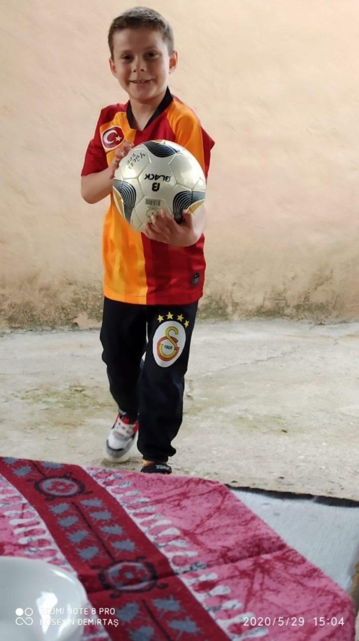 Yücel Efe’ye top ve forma hediyesi G2