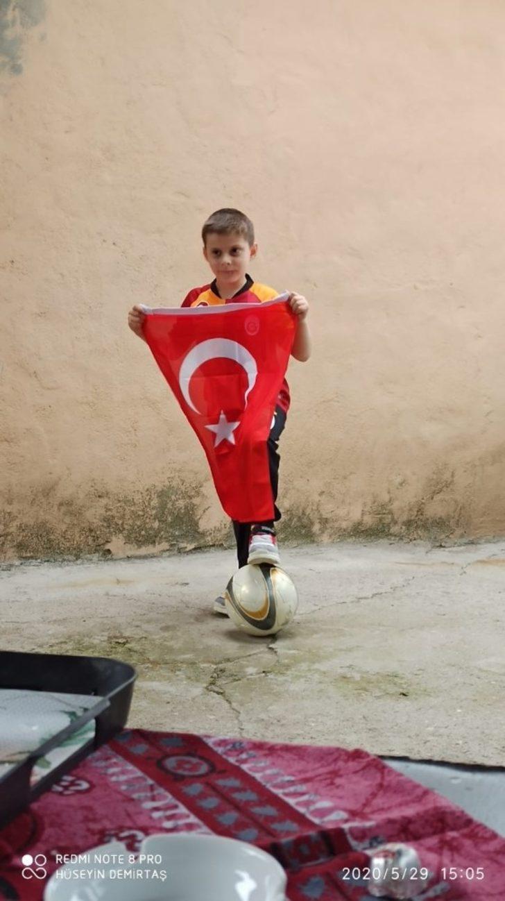 Yücel Efe’ye top ve forma hediyesi G3