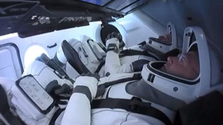 SpaceX'in ilk insanl uuu baaryla gerekleti! Uzay tarihinde bir ilk