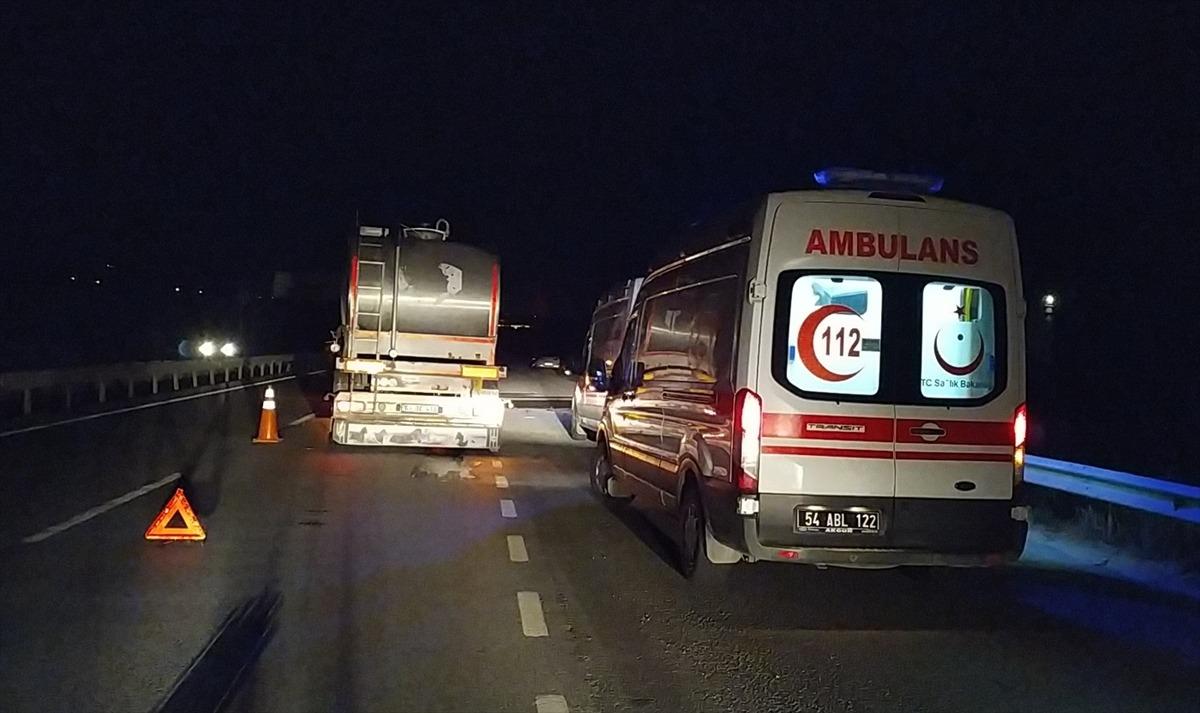 Sakarya'da s&uuml;t tankeri ile otomobil &ccedil;arpıştı: 3 yaralı