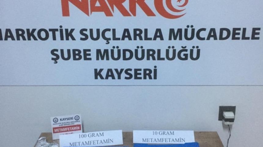 Uyuşturucu tacirleri tabancalarla yakalandı