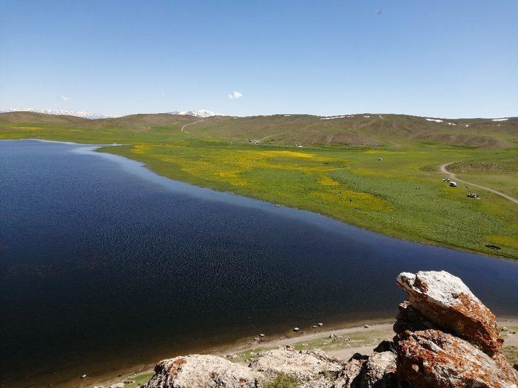 (Özel) Yeşilin, mavinin ve sarının buluştuğu Keşiş Gölü hayran bırakıyor G2