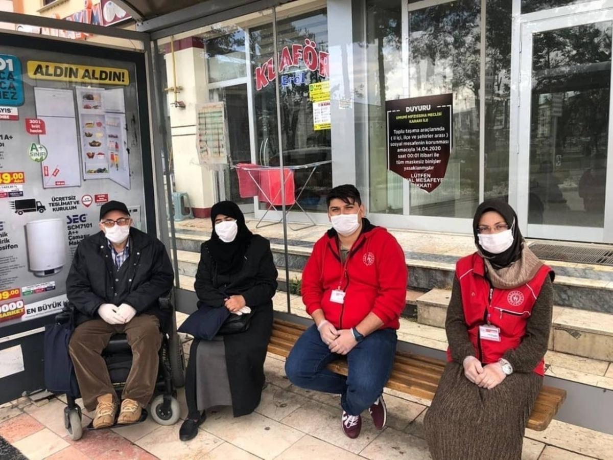 Gen&ccedil;ler yaşlılara desteğini s&uuml;rd&uuml;r&uuml;yor