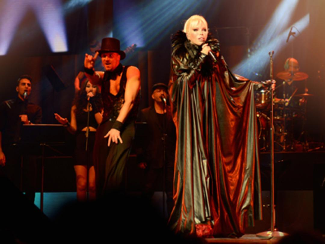 Ağır makyajlı Ajda Pekkan g&ouml;r&uuml;nt&uuml;s&uuml;yle olay yarattı