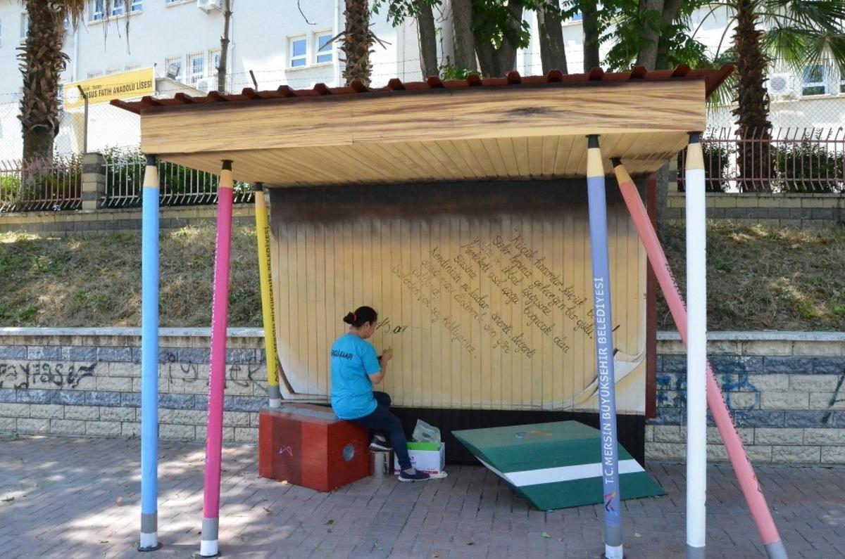 Mersin&rsquo;de okul &ouml;nlerine &rsquo;kitap durağı&rsquo;