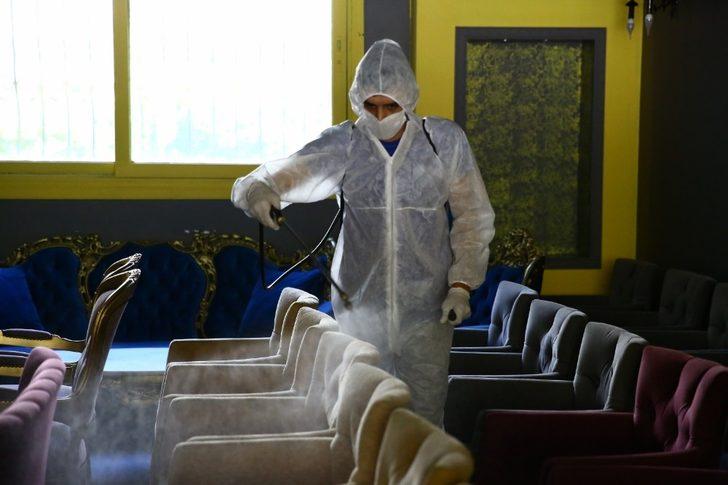 Büyükşehir açılacak dükkanları dezenfekte ediyor G1