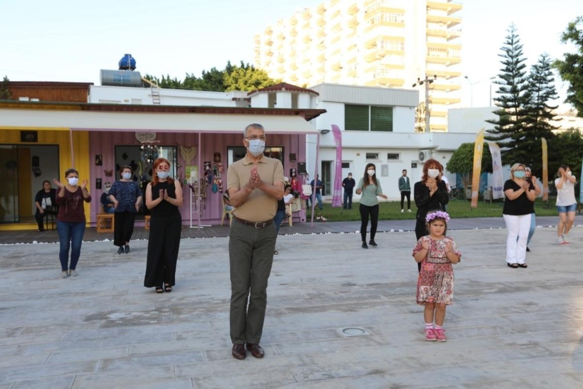 Koronalı g&uuml;nlerle dans ederek vedalaştılar