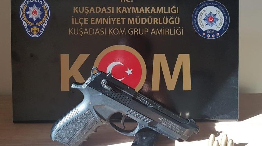 Kuşadası’nda şüpheli araçtan ruhsatsız silah çıktı