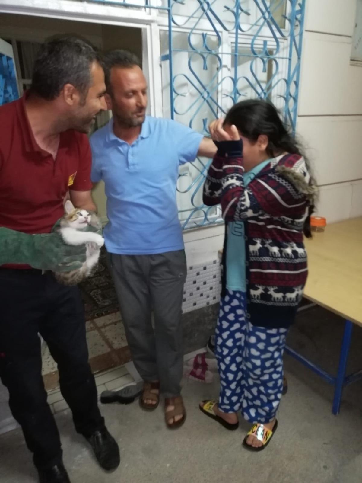 Kurtarılan kedisi i&ccedil;in sevin&ccedil; g&ouml;zyaşları d&ouml;kt&uuml;