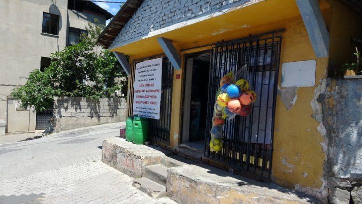 Gizemli hayırsever kadın mahallelinin 20 yıllık veresiye borcunu kapattı! Bakkal isyan etti G3