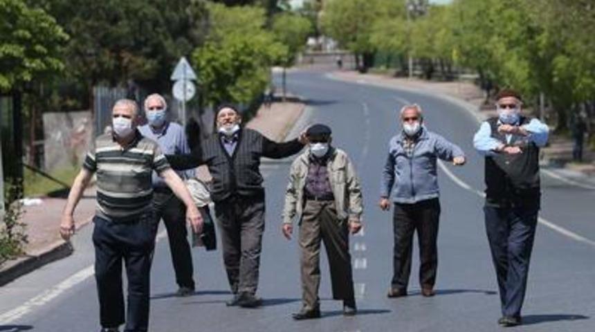 65 yaş &uuml;st&uuml; vatandaşlar sokağa &ccedil;ıktı