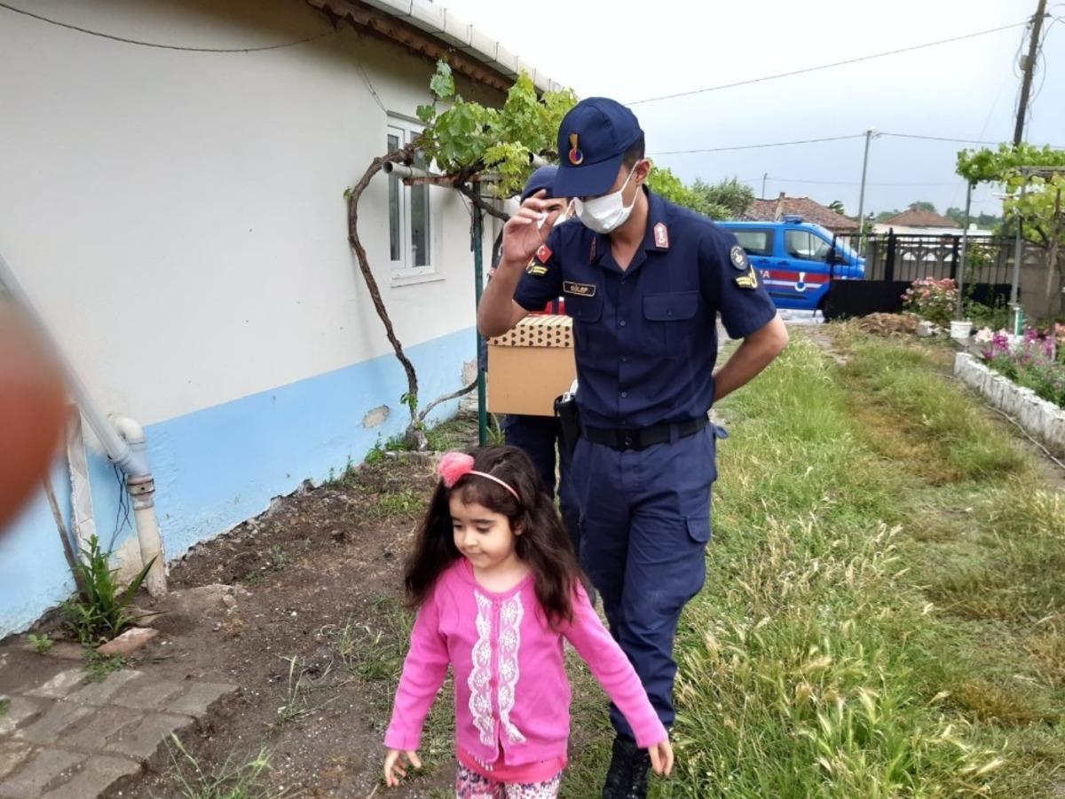 Jandarma sireninden korkan Elif&rsquo;e b&uuml;y&uuml;k s&uuml;rpriz