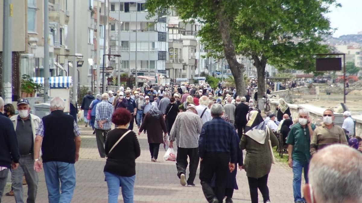 Bursa&rsquo;da sahiller 65 yaş &uuml;st&uuml; yaşlılarla doldu taştı