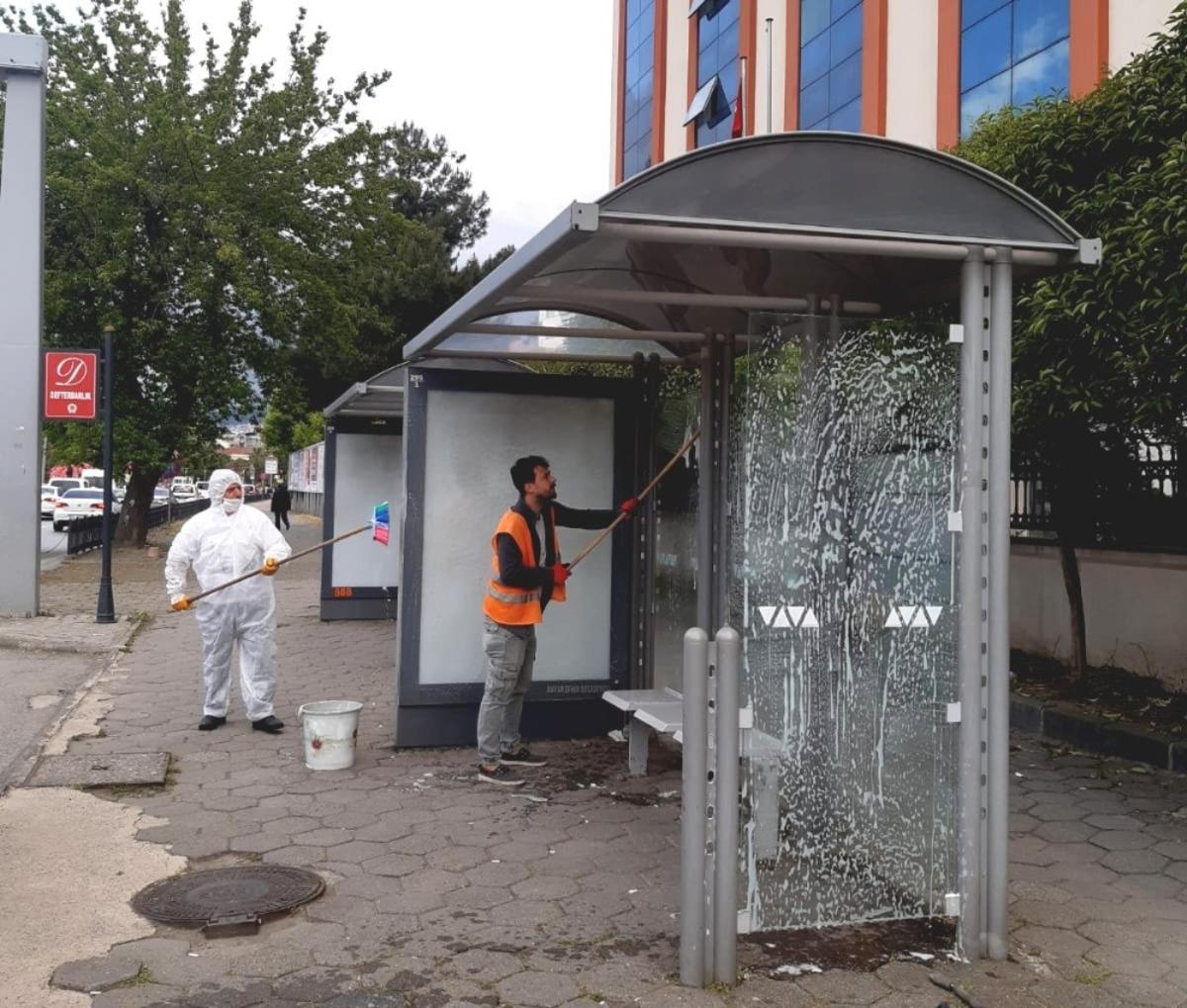 Otob&uuml;s durakları dezenfekte edildi