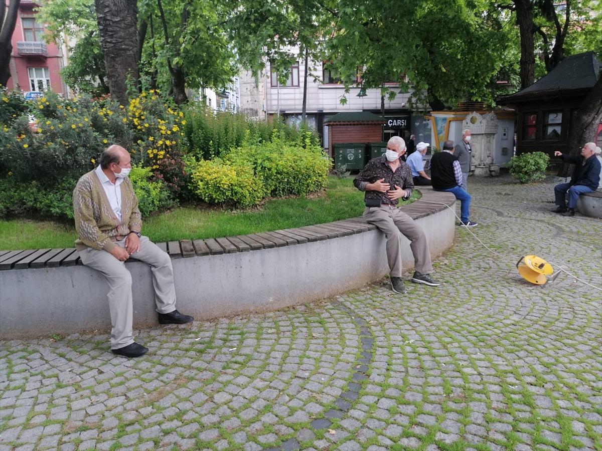65 yaş ve &uuml;zeri vatandaşlar yeniden sokağa &ccedil;ıktı