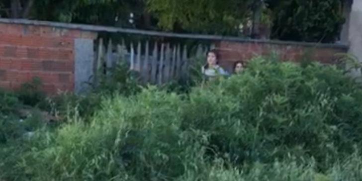 Polisi gören çocuklar, yeşilliklere saklandı