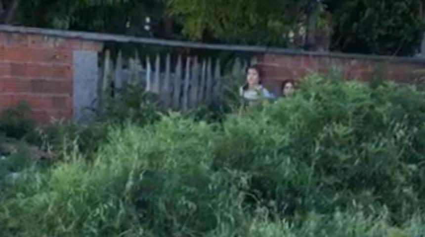 Polisi g&ouml;ren &ccedil;ocuklar, yeşilliklere saklandı