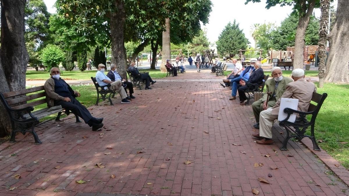 65 yaş &uuml;st&uuml; vatandaşlar parklara akın etti