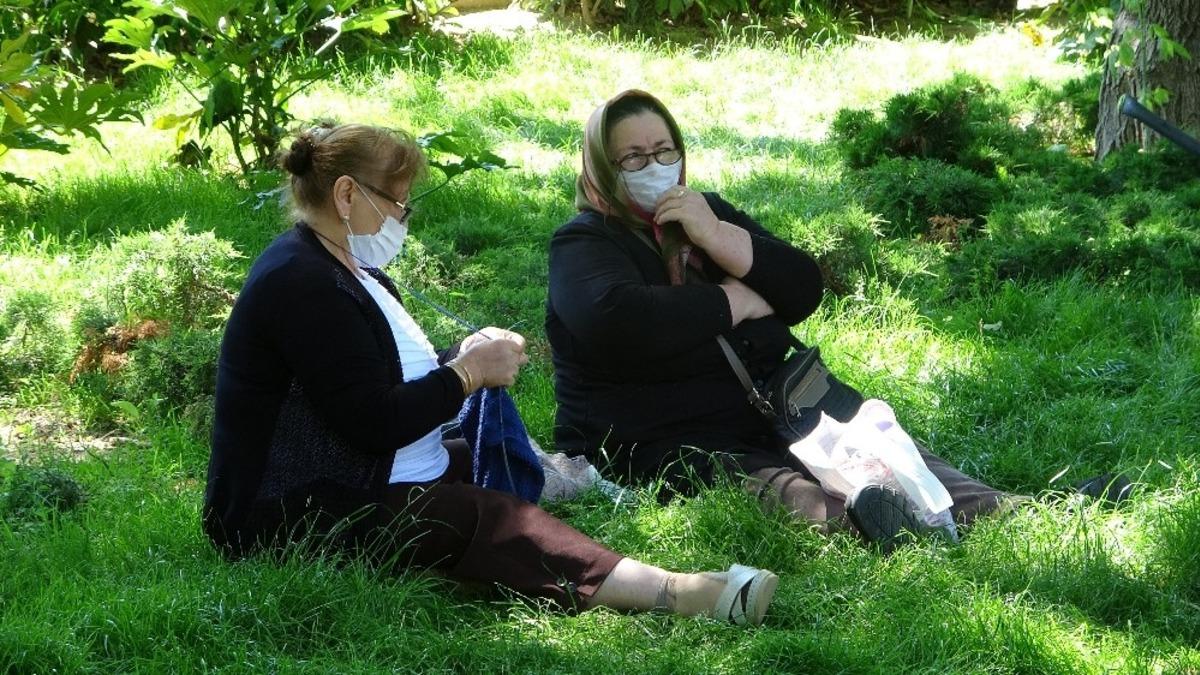 65 yaş &uuml;zeri vatandaşlar sokağa &ccedil;ıkmanın mutluluğunu yaşadı