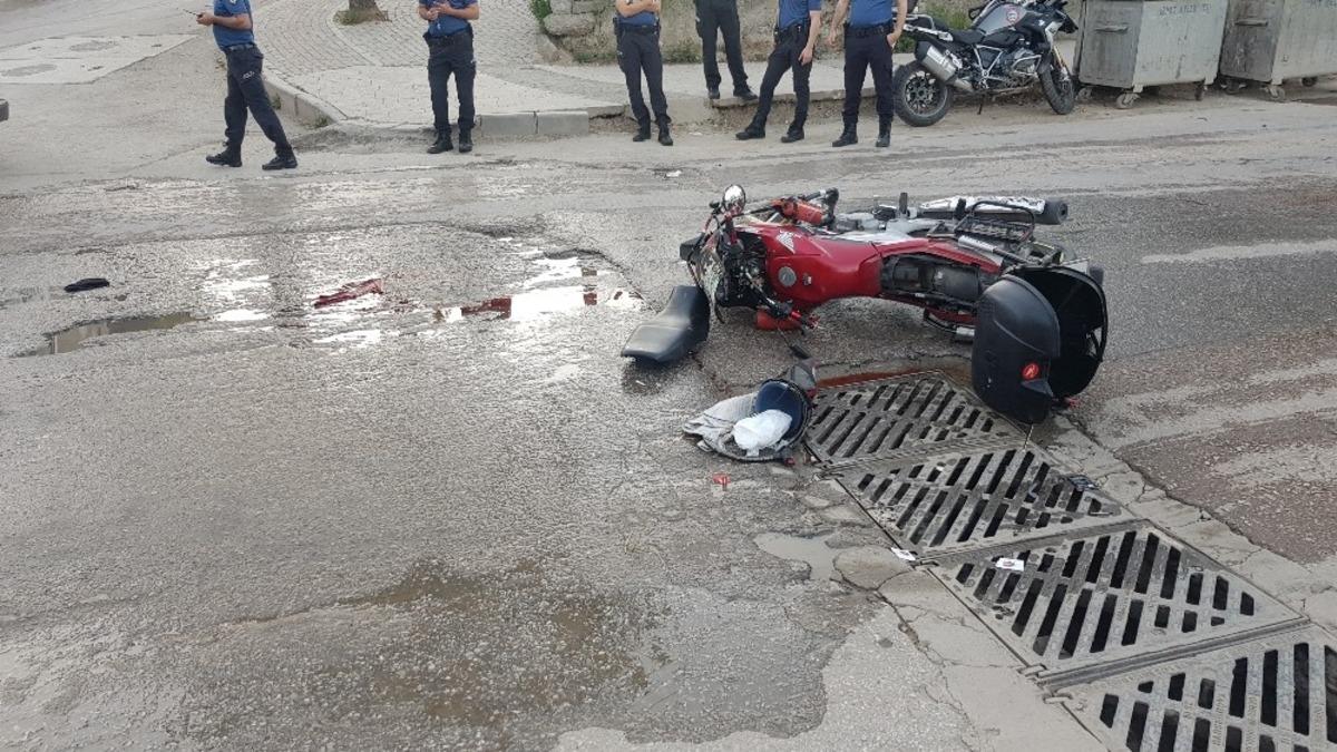Aracın &ccedil;arptığı motosiklet s&uuml;r&uuml;c&uuml;s&uuml; hayatını kaybetti