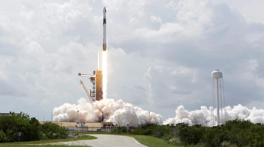 SpaceX'in tarihi uzay yolculuğunda mutlu son: Kenetlenme tamamlandı