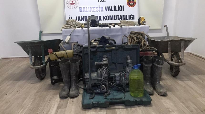 Manyas&rsquo;ta ka&ccedil;ak kazı yapan 3 kişi yakalandı