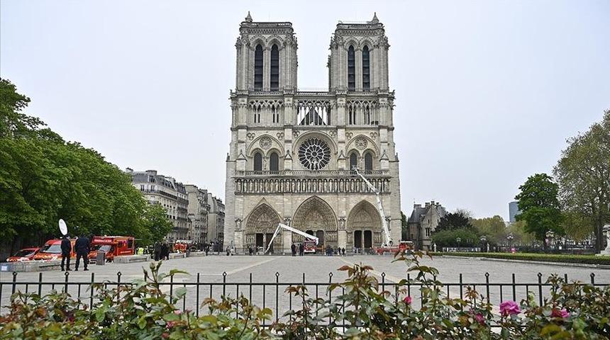Notre Dame Katedrali'nin avlusu yangından sonra ilk kez halka açıldı