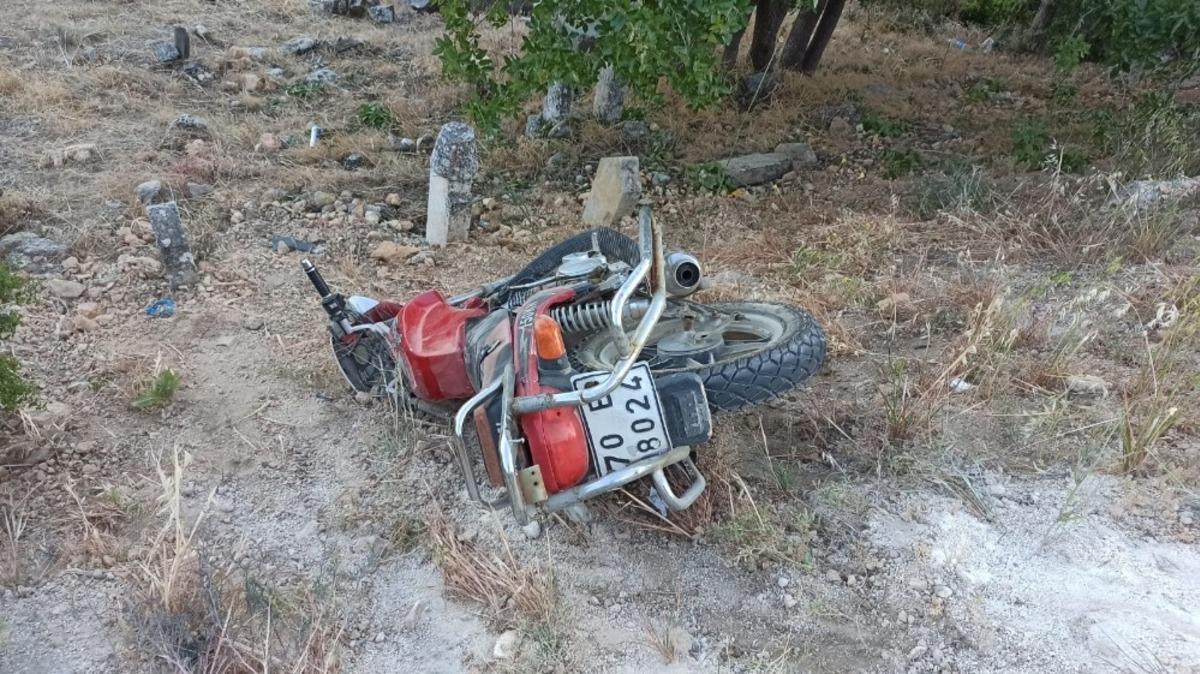 Karaman&rsquo;da y&uuml;r&uuml;y&uuml;ş yapan kadınlara motosiklet &ccedil;arptı: 4 yaralı