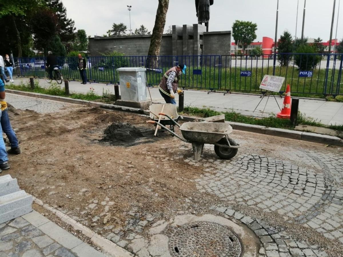 Bozulan yollara k&uuml;p taş tamiri yapılıyor
