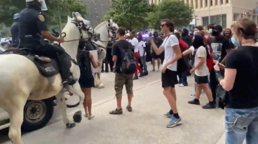 ABD&rsquo;de atlı polis g&ouml;stericiyi ezdi!