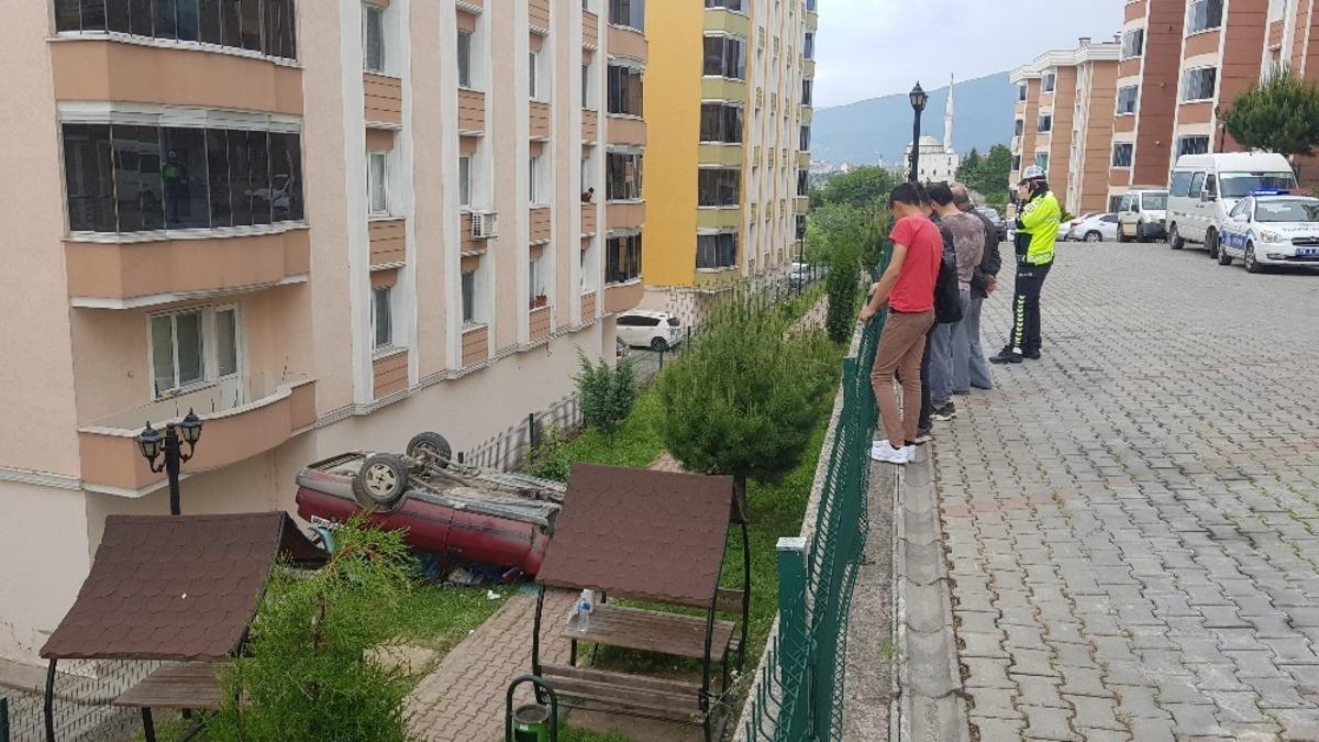 Aracı yanlış vitese atınca site bah&ccedil;esine devrildi