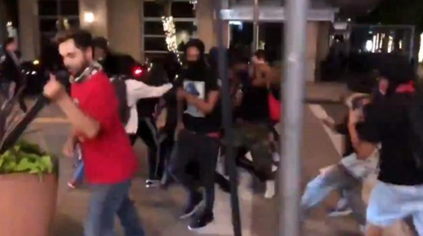 ABD'de korkunç olay! Dükkanını yağmalamak isteyen göstericilere kılıçla müdahale etti