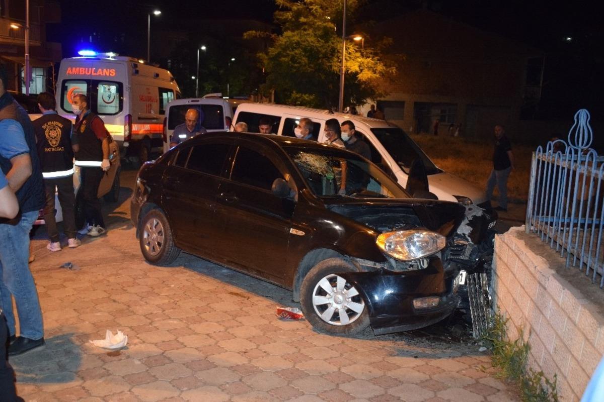 Polisin "dur" ihtarına uymadı kaza yaptı: 1 yaralı