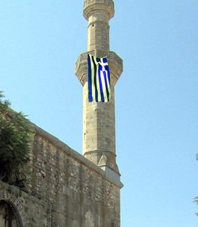 Dimetoka’daki tarihi caminin minaresine Yunan bayrağı astılar