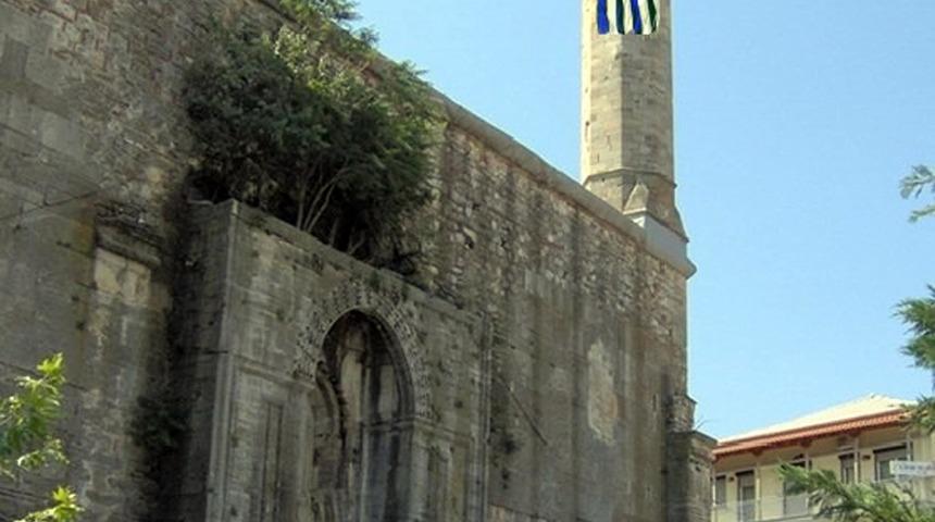 Dimetoka’daki tarihi caminin minaresine Yunan bayrağı astılar