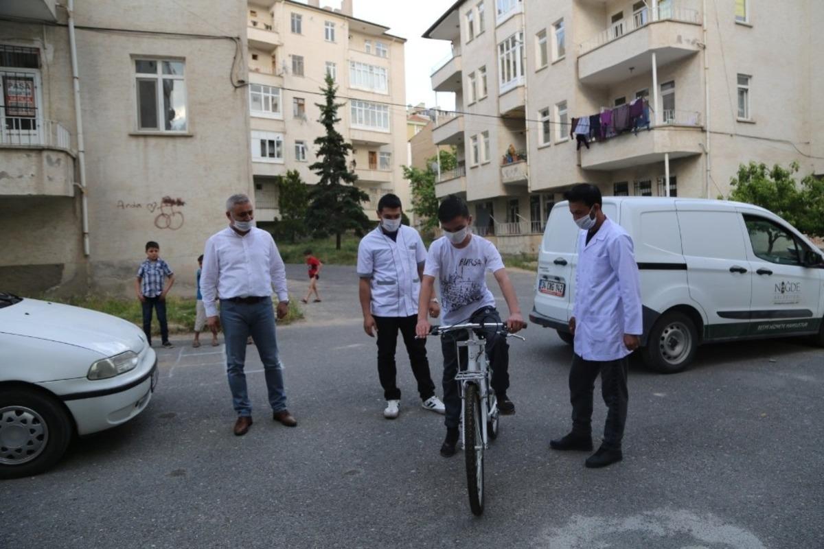 Hastanede Belediye Başkanının Bayramını kutladı, Bisiklet Hediyesi aldı