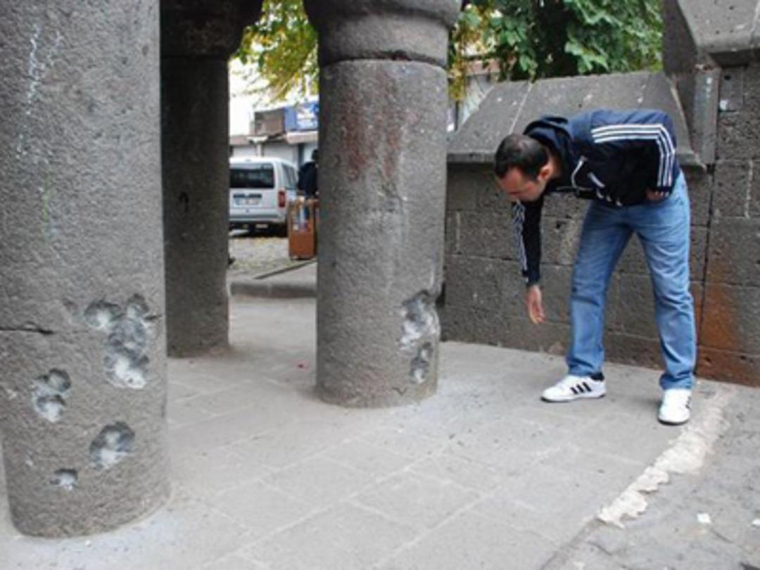 Diyarbakır Baro Başkanı Tahir El&ccedil;i'nin &ouml;ld&uuml;r&uuml;lmesine sessiz kalmadılar