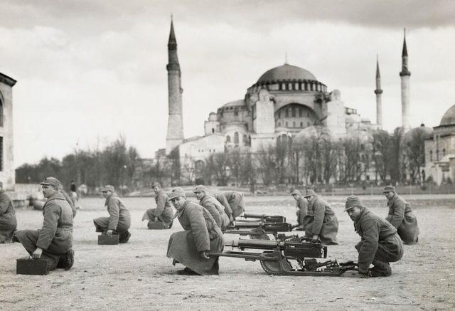 1900'lü yıllarında başında Ayasofya ve önündeki askerler