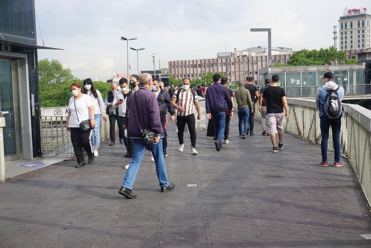 Yeni normalin ilk g&uuml;n&uuml;nde metrob&uuml;slerde yoğunluk