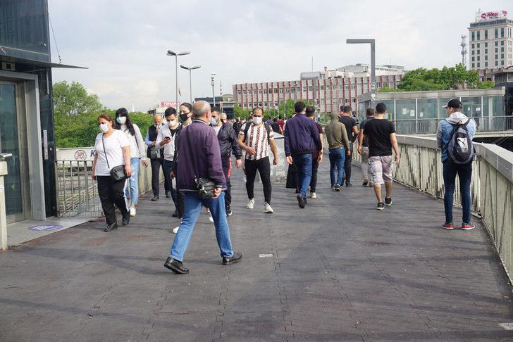 Yeni normalin ilk gününde metrobüslerde yoğunluk G1