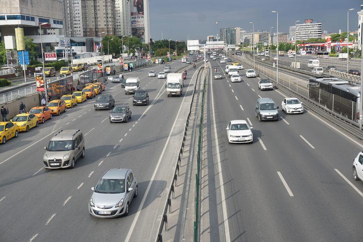 Yeni normalin ilk gününde metrobüslerde yoğunluk G2