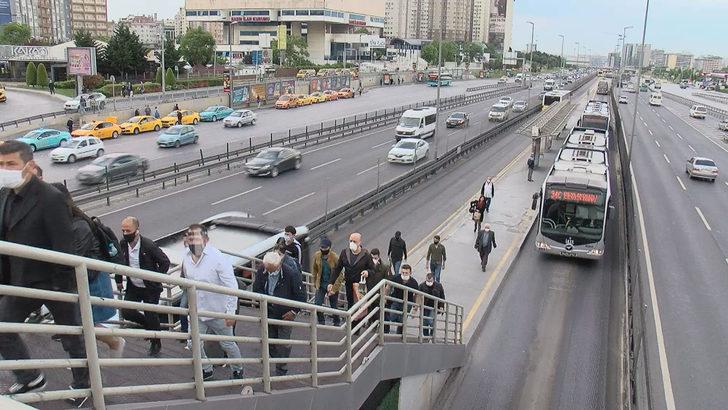 Yeni normalin ilk gününde metrobüslerde yoğunluk G4