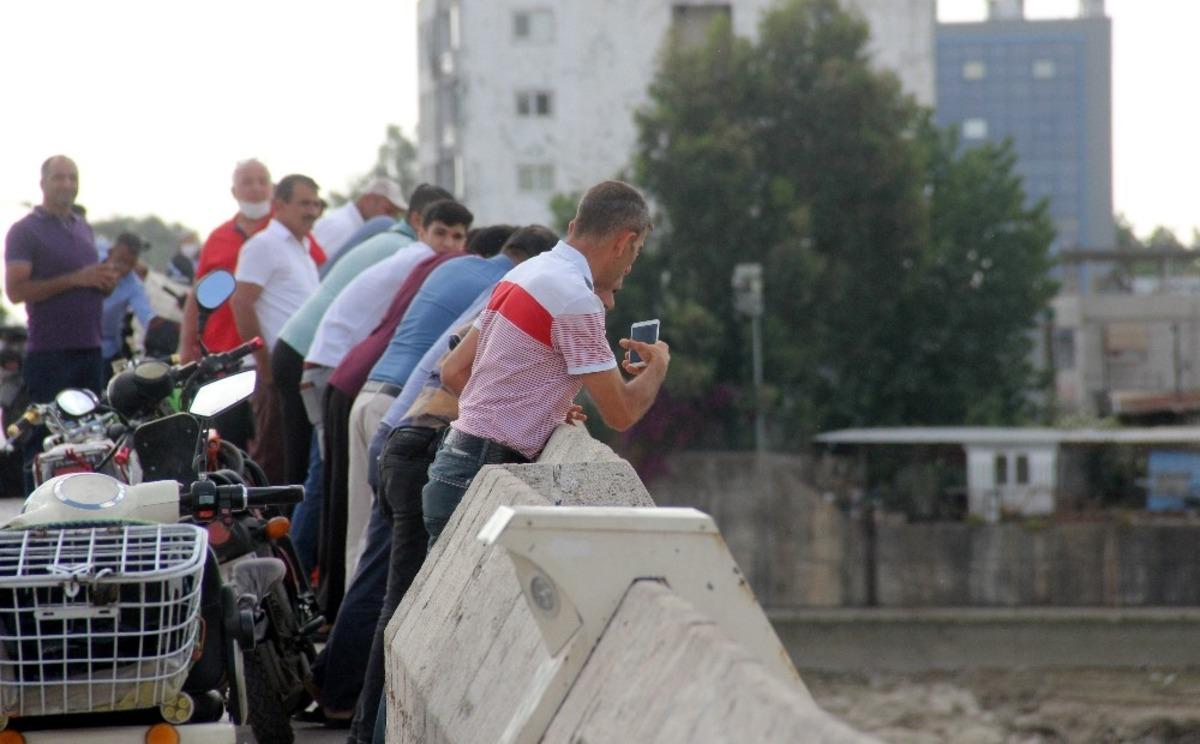 K&ouml;pr&uuml;den d&uuml;şen kadını g&ouml;rmek i&ccedil;in sosyal mesafeyi unuttular