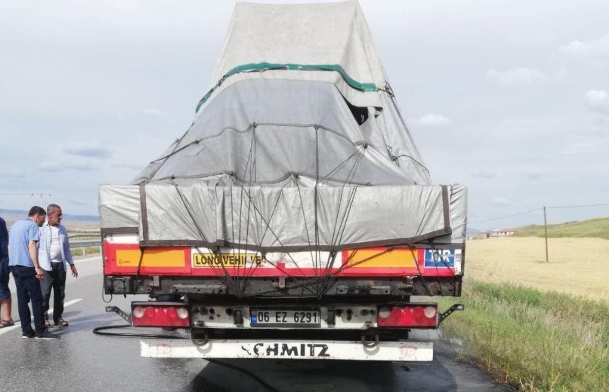 Hareket halindeki tır&rsquo;ın lastikleri yandı